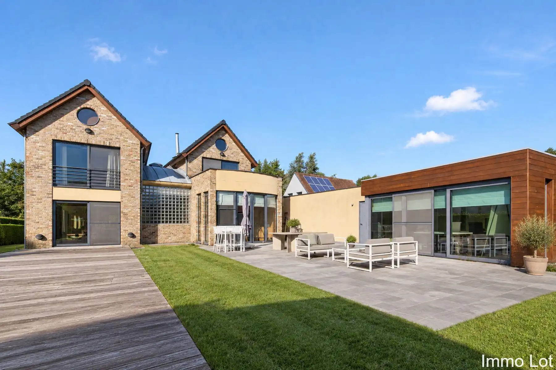 Villa met multifunctioneel bijgebouw, garage en ruime tuin foto {{pictureIndex}}