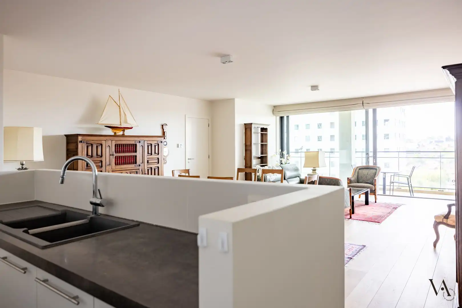 Ruim appartement met 2 slaapkamers en prachtig uitzicht over de jachthaven en het historische centrum foto 5