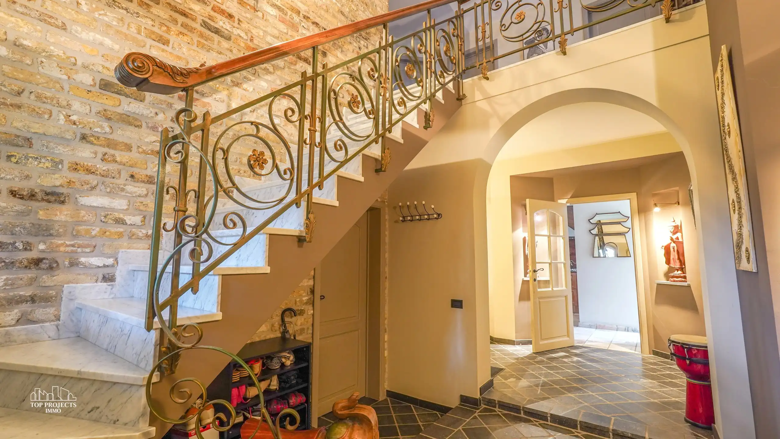 Statige villa met een tijdloos karakter en majestueuze uitstraling foto 4