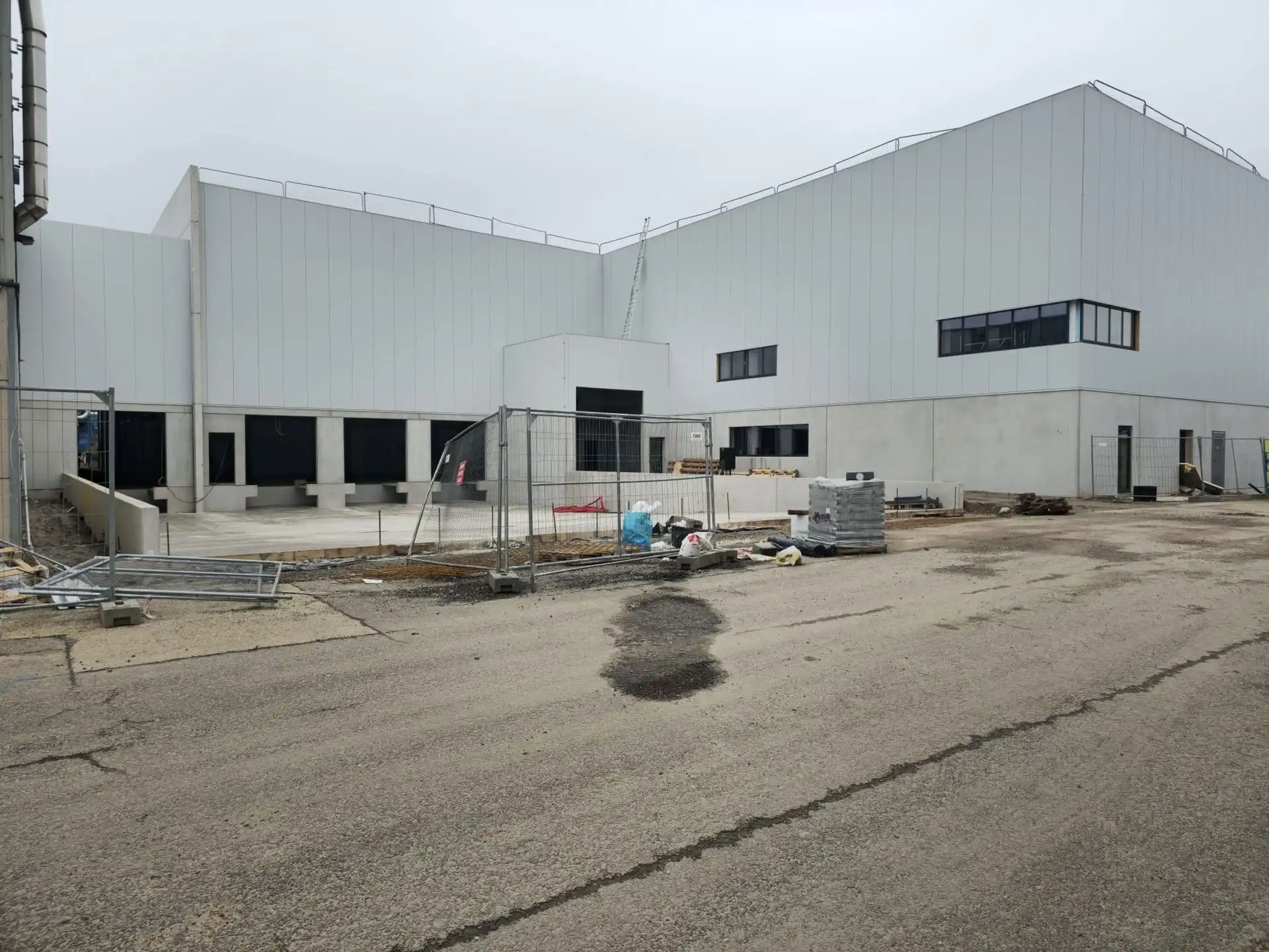 Te Huur Genk: Magazijn met kades en poort  foto 4