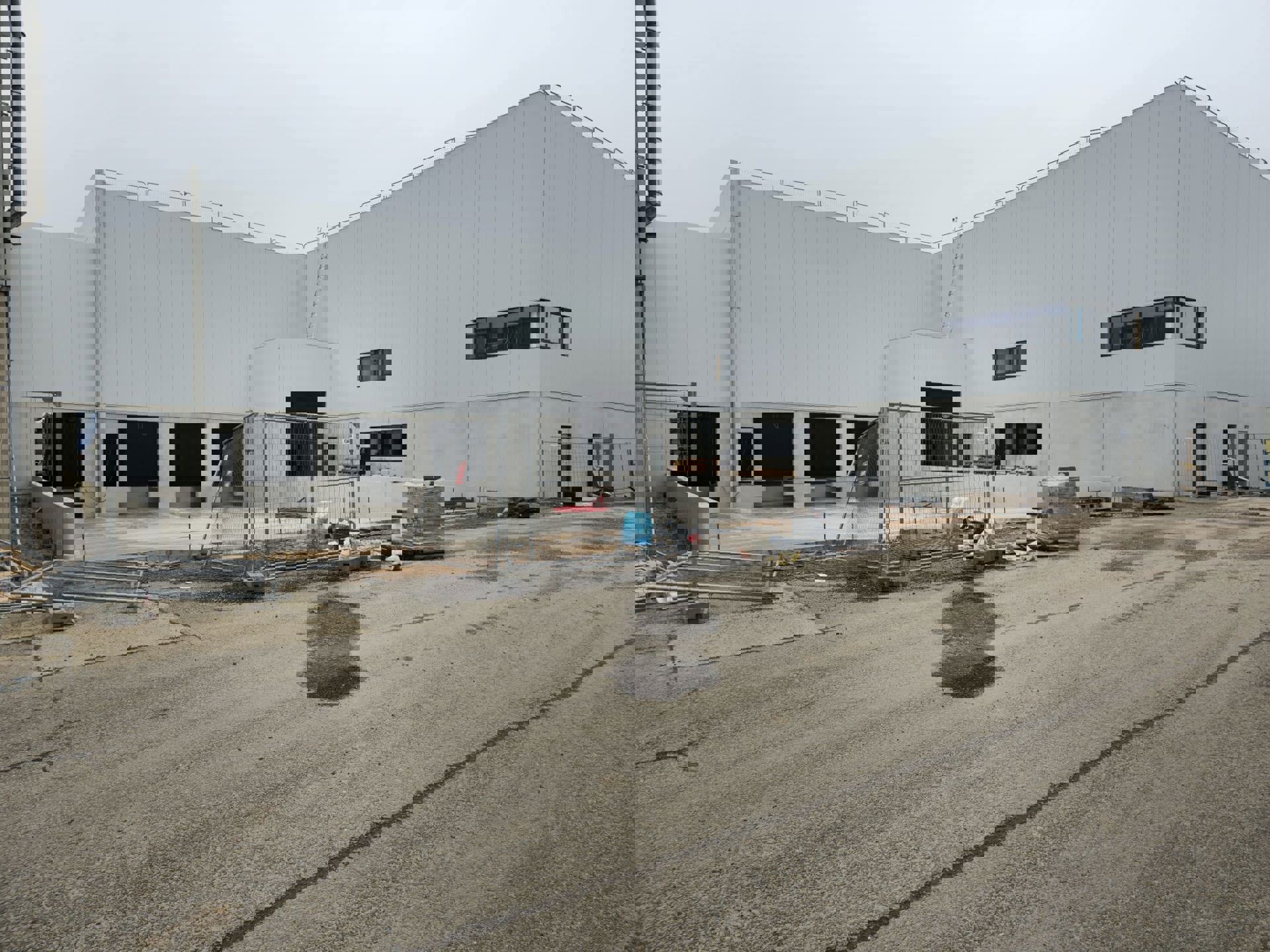 Te Huur Genk: Magazijn met kades en poort  foto 4