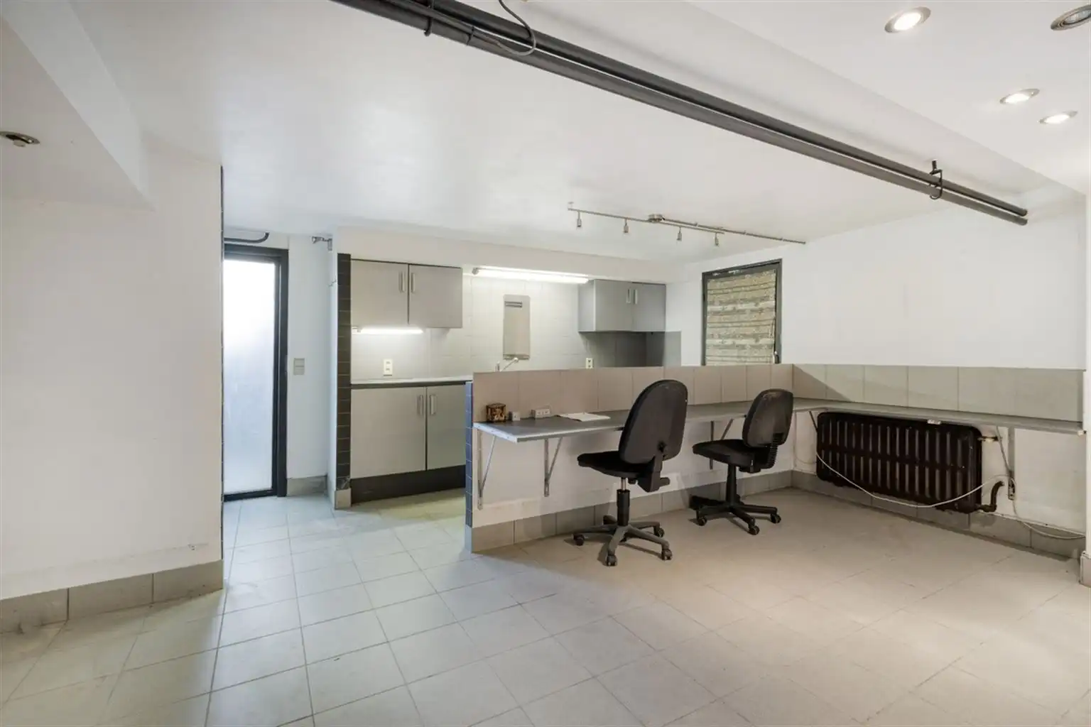 Vrijstaande woning met 3 slaapkamers, ruime tuin en garages op een riant perceel van 9a18ca, rustig gelegen nabij het centrum van Maaseik.  foto 20