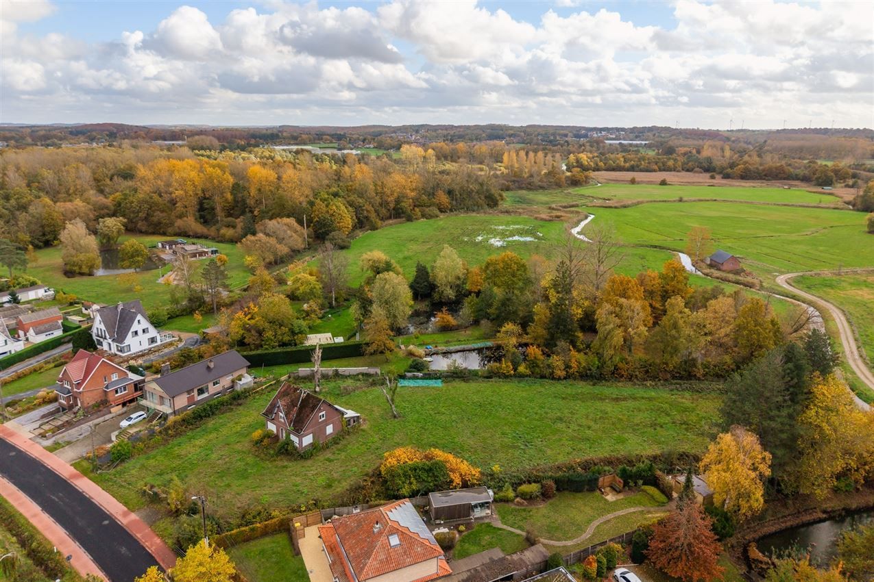 Uniek perceel van 50a33ca met af te breken woning aan agrarisch gebied foto 3
