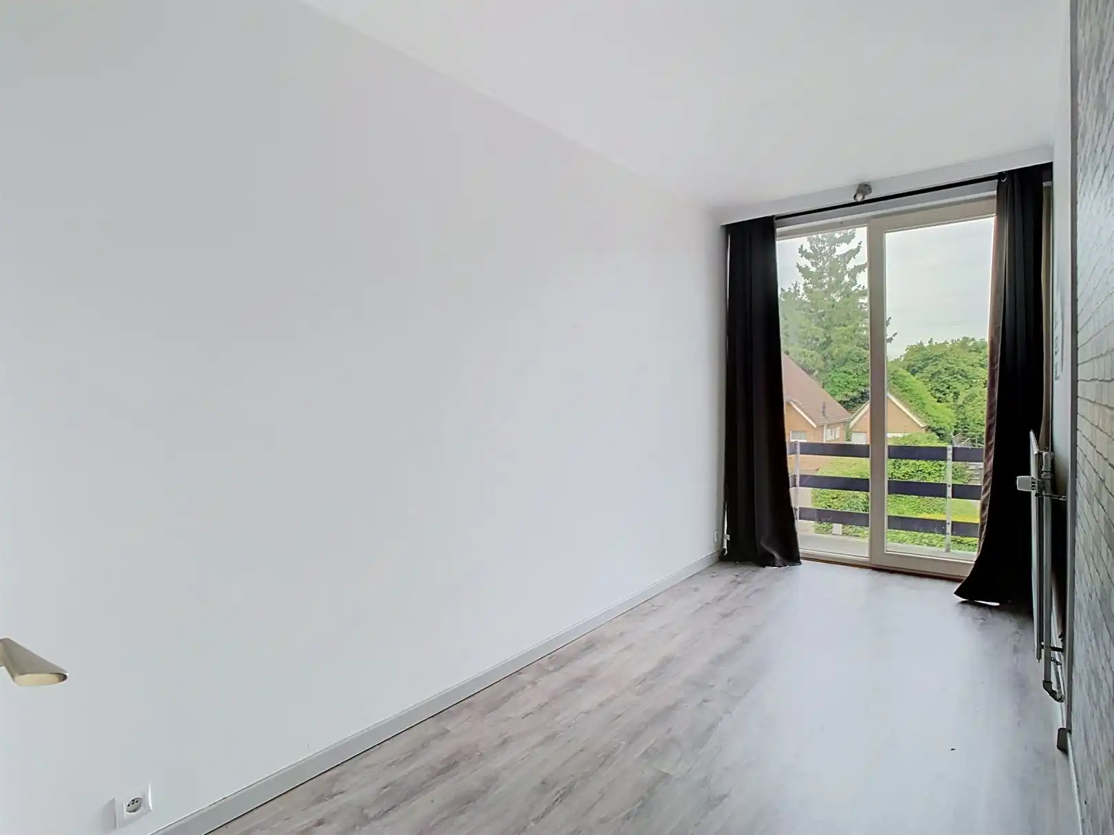 Op te frissen 3-gevel met vrijstaande garage foto 9