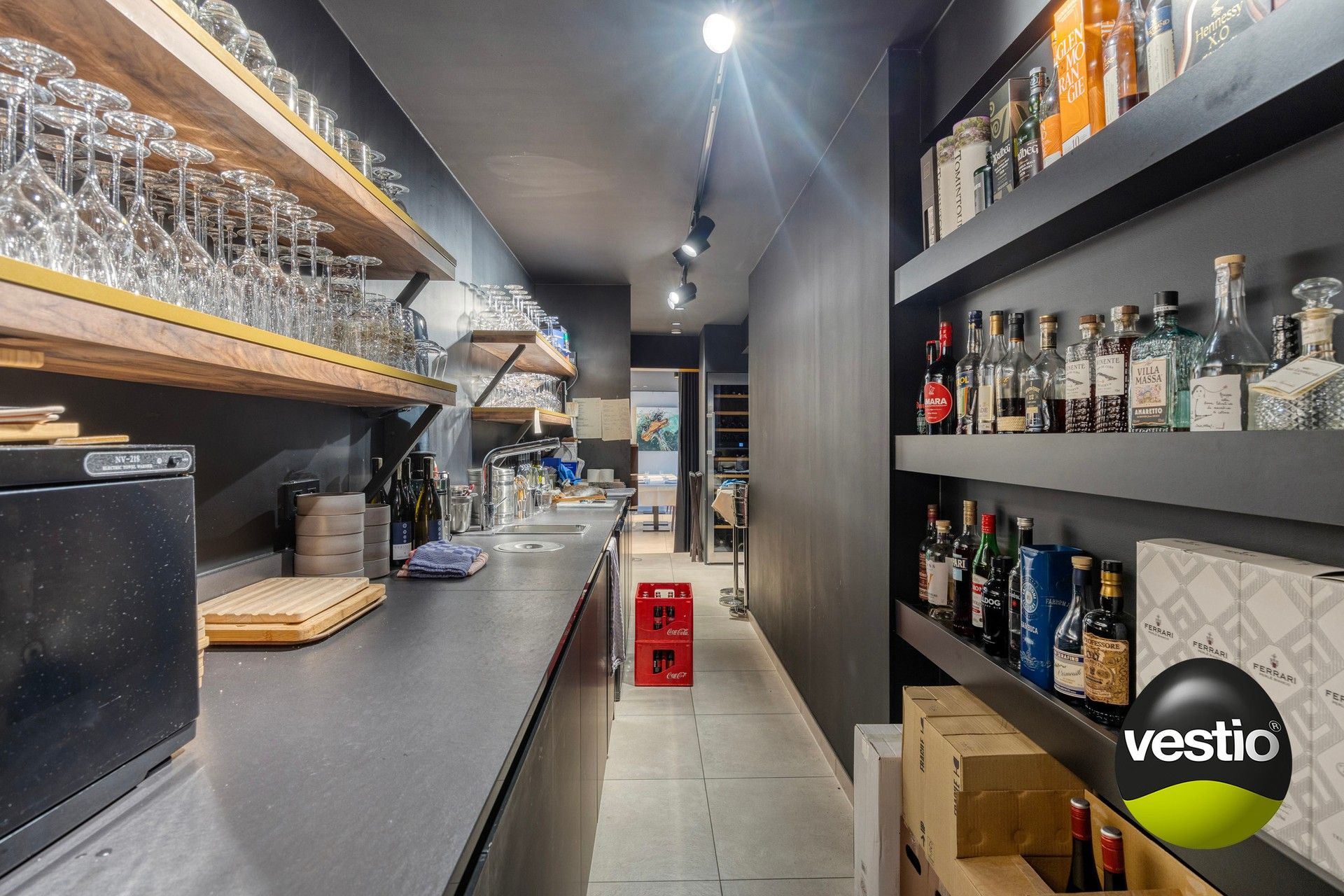 Handelshuis met absolute topligging en verhuurd bovenliggend appartement in hartje Alken. foto 8