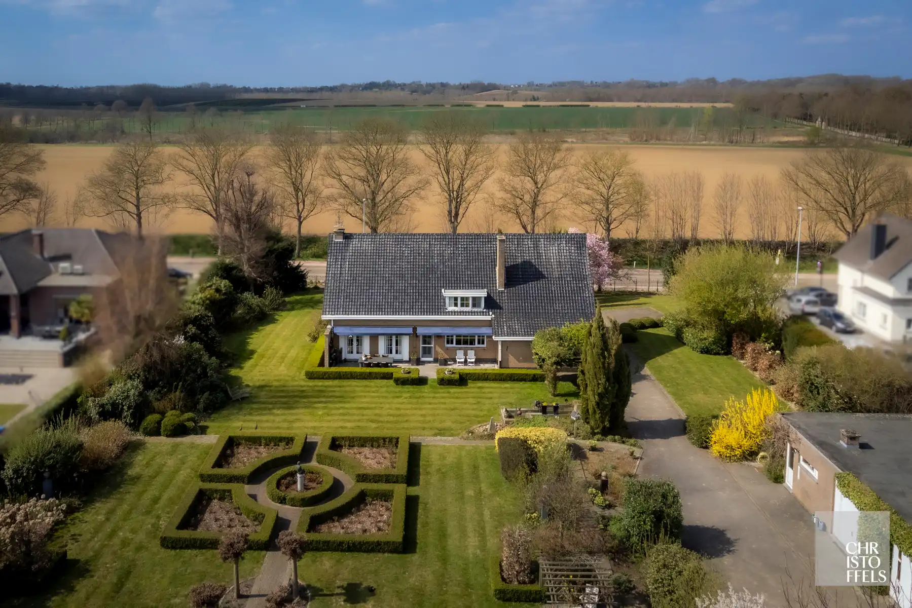 Hoofdfoto van de publicatie: Riante vrijstaande woning mét vrij zicht op een perceel van 3679m²!