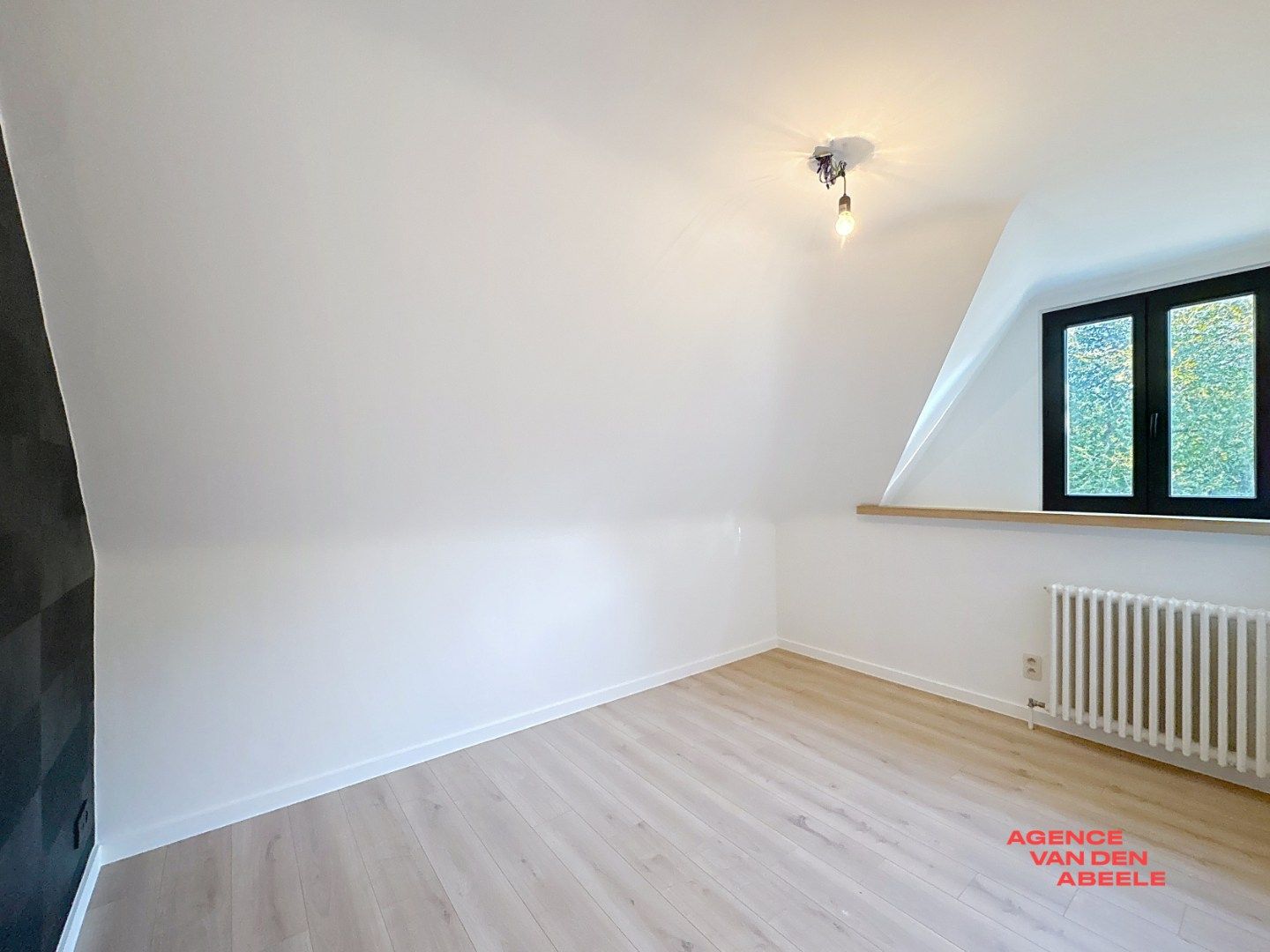 Ruime alleenstaande villa met grote tuin en veranda foto 17