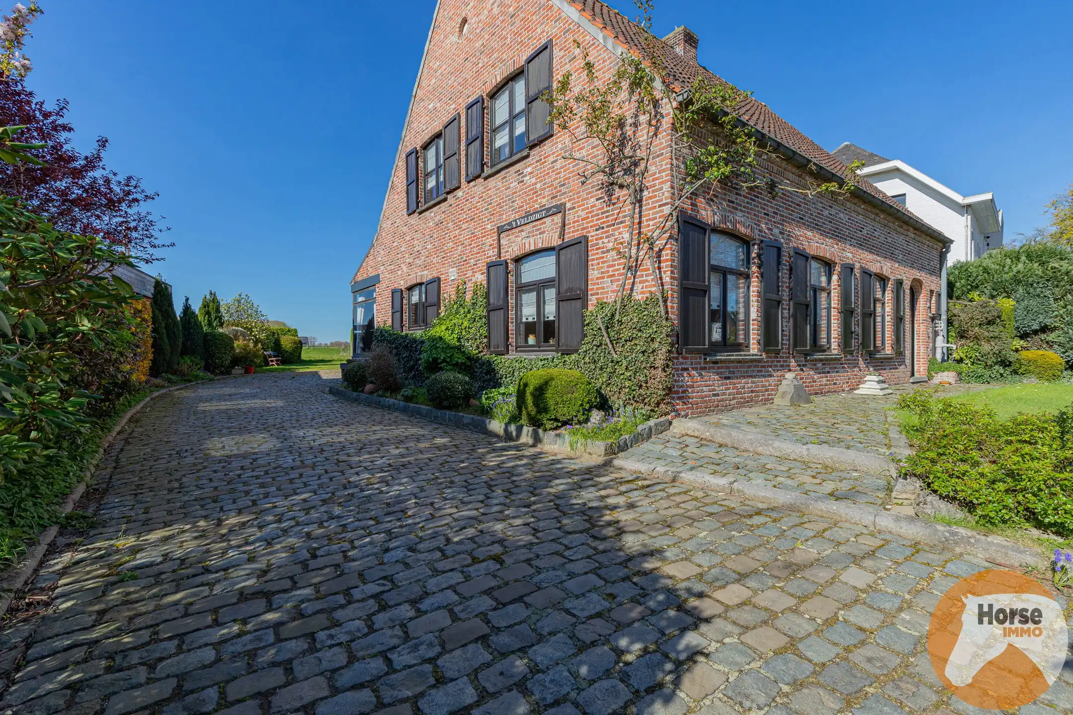 ERONDEGEM - Verzorgde 4-gevelwoning met achterliggende weide foto 2