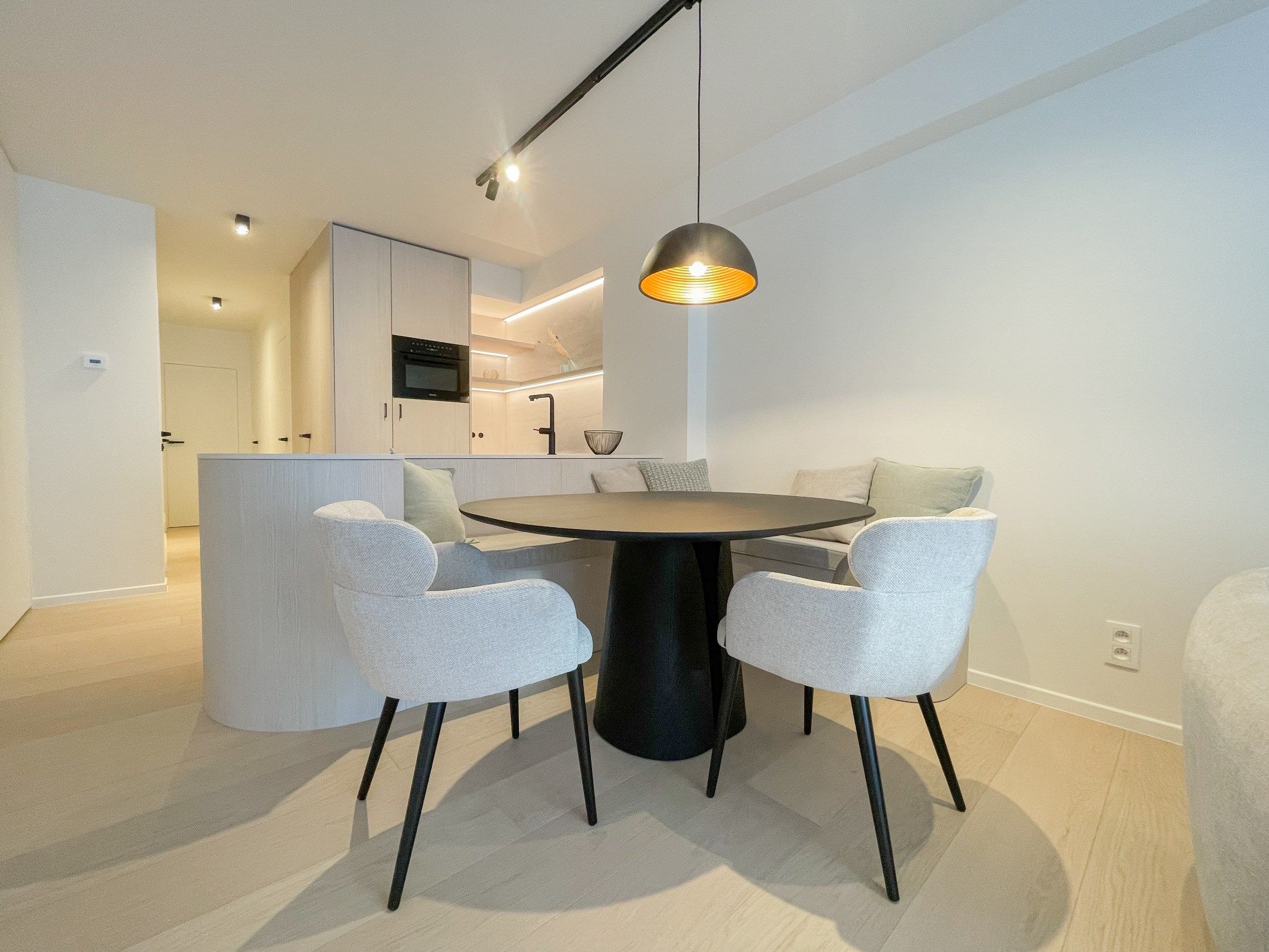 Stijlvol volledig gerenoveerd appartement met zijdelings zeezicht gelegen in het Zoute. foto 8