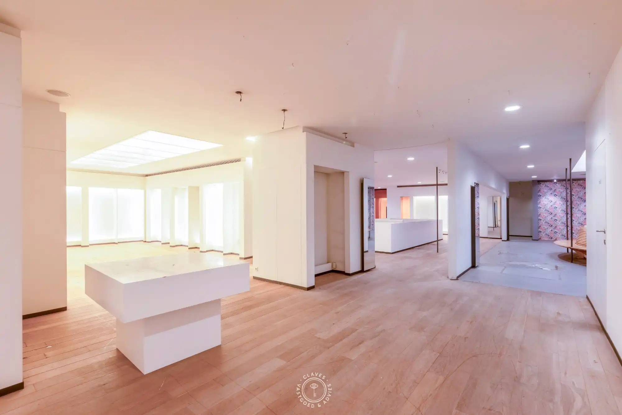 Bijzonder handelspand met een uitzonderlijk opwaarts potentieel en ontsluiting achteraan het perceel. foto 12