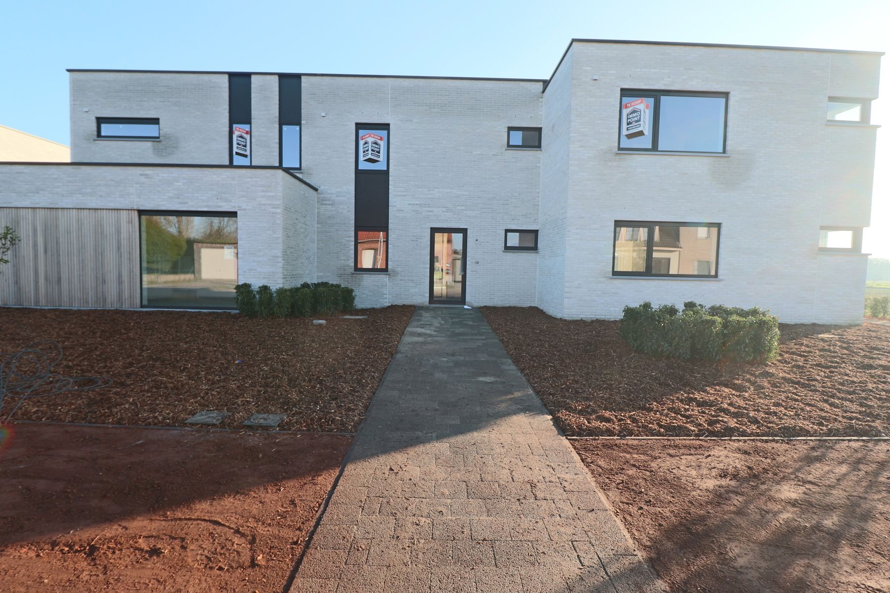 Woning met 3 slaapkamers en carport/fietsenberging op perceel van ca 366m² foto {{pictureIndex}}