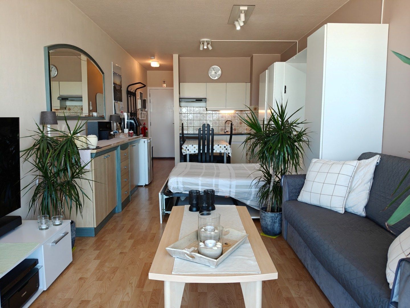 ENKEL VOOR TWEEDE VERBLIJF! Mooi ingerichte en gemeubelde studio op een eerste verdieping met aangenaam dijkterras foto 2