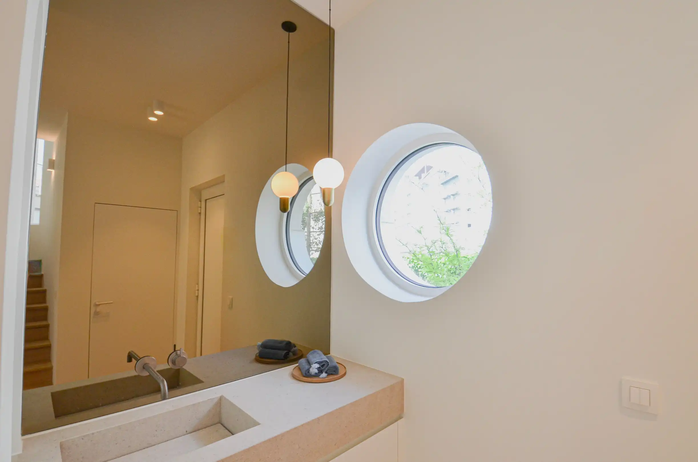 Exclusieve villa: Uitzonderlijk volledig gerenoveerde villa met frontaal zeezicht. foto 4
