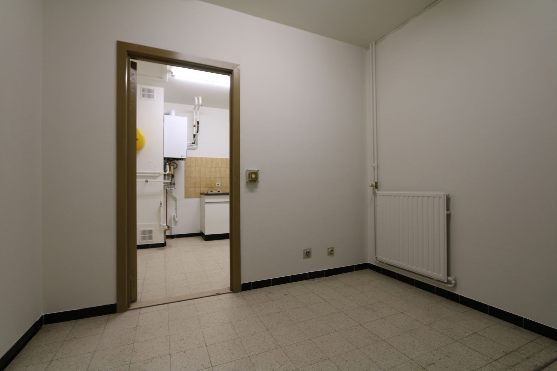 Handel 220 m² + kelder + drukke ligging + optie parking foto 9