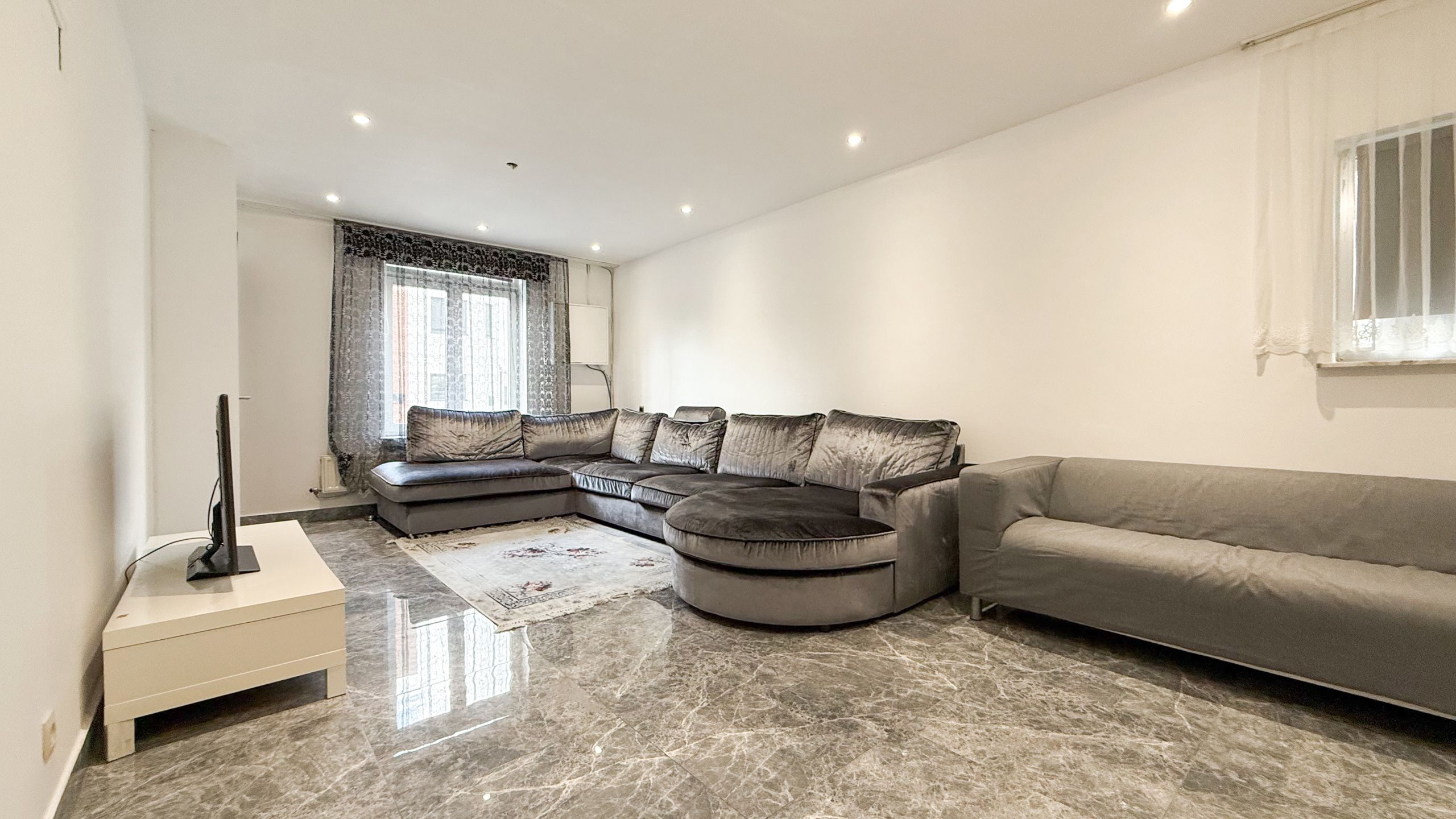 Instapklare vernieuwde woning van 170m² met 3slpks! foto 5