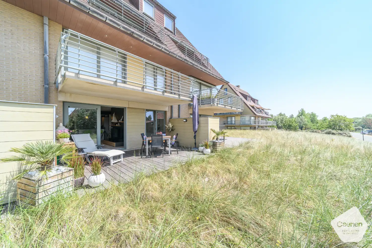Stijlvol gemeubeld 1-slaapkamerappartement met ruim terras op toplocatie in De Panne foto 2