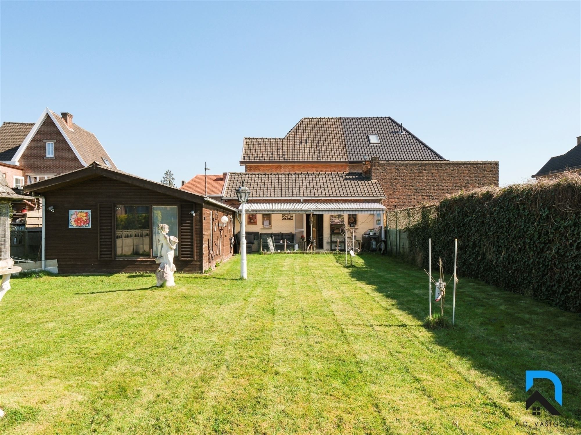 Ruime woning met grote tuin en dubbele garage foto 32