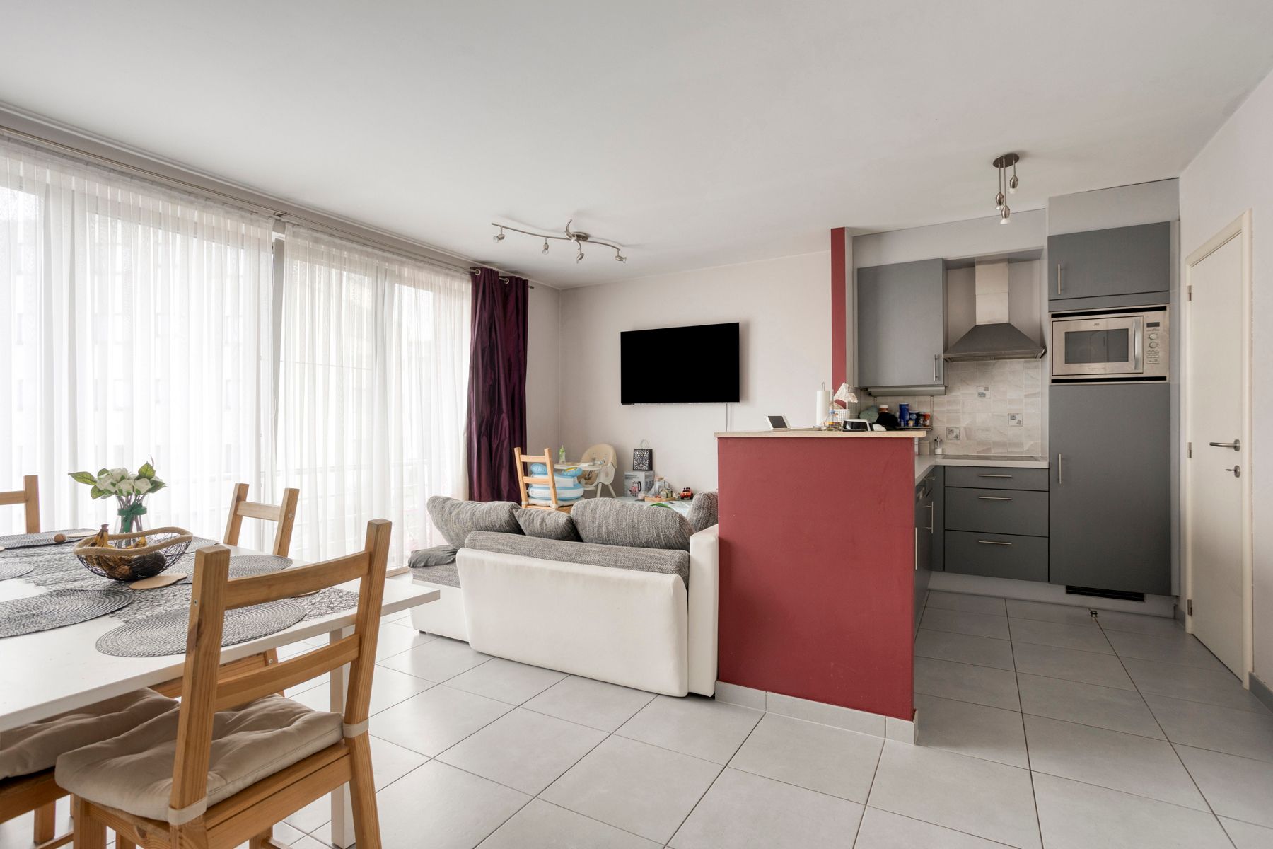 Instapklaar appartement met terras in het centrum van Zellik! foto 2