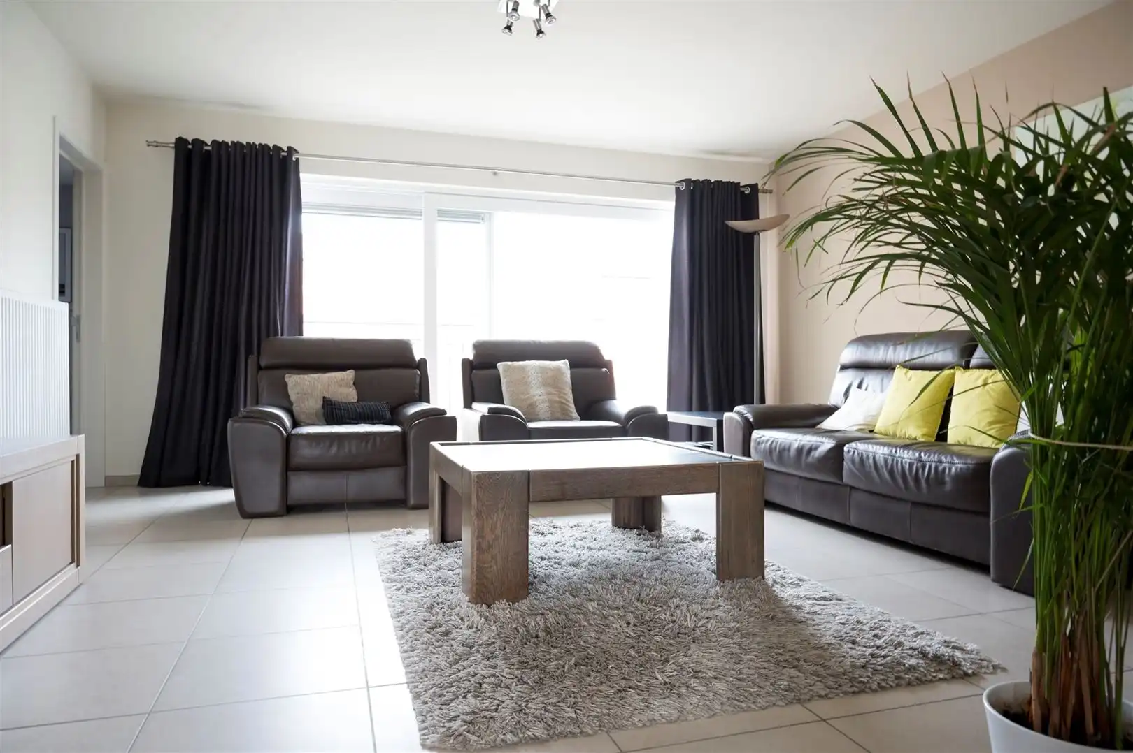 App met 2 slpk en garage dichtbij centrum foto {{pictureIndex}}