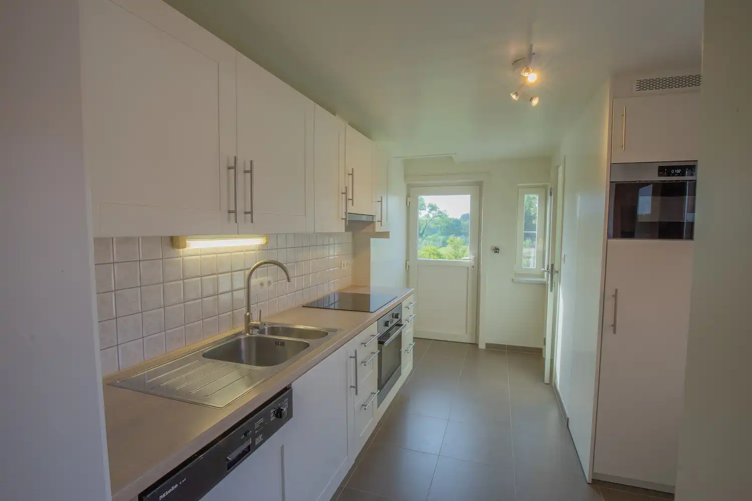 Gerenoveerde halfopen bebouwing met 3 slaapkamers, tuin en 2 autostaanplaatsen! foto 8