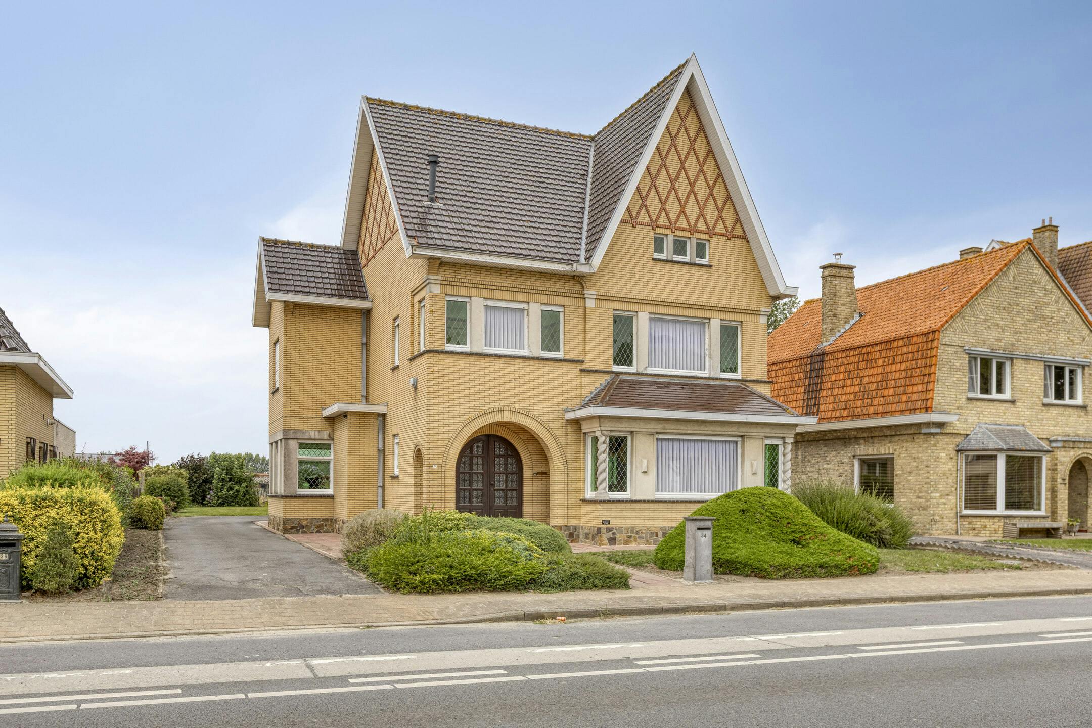 Hoofdfoto van de publicatie: Ruime woning met tuin en garage op 1.845m² te Alveringem.