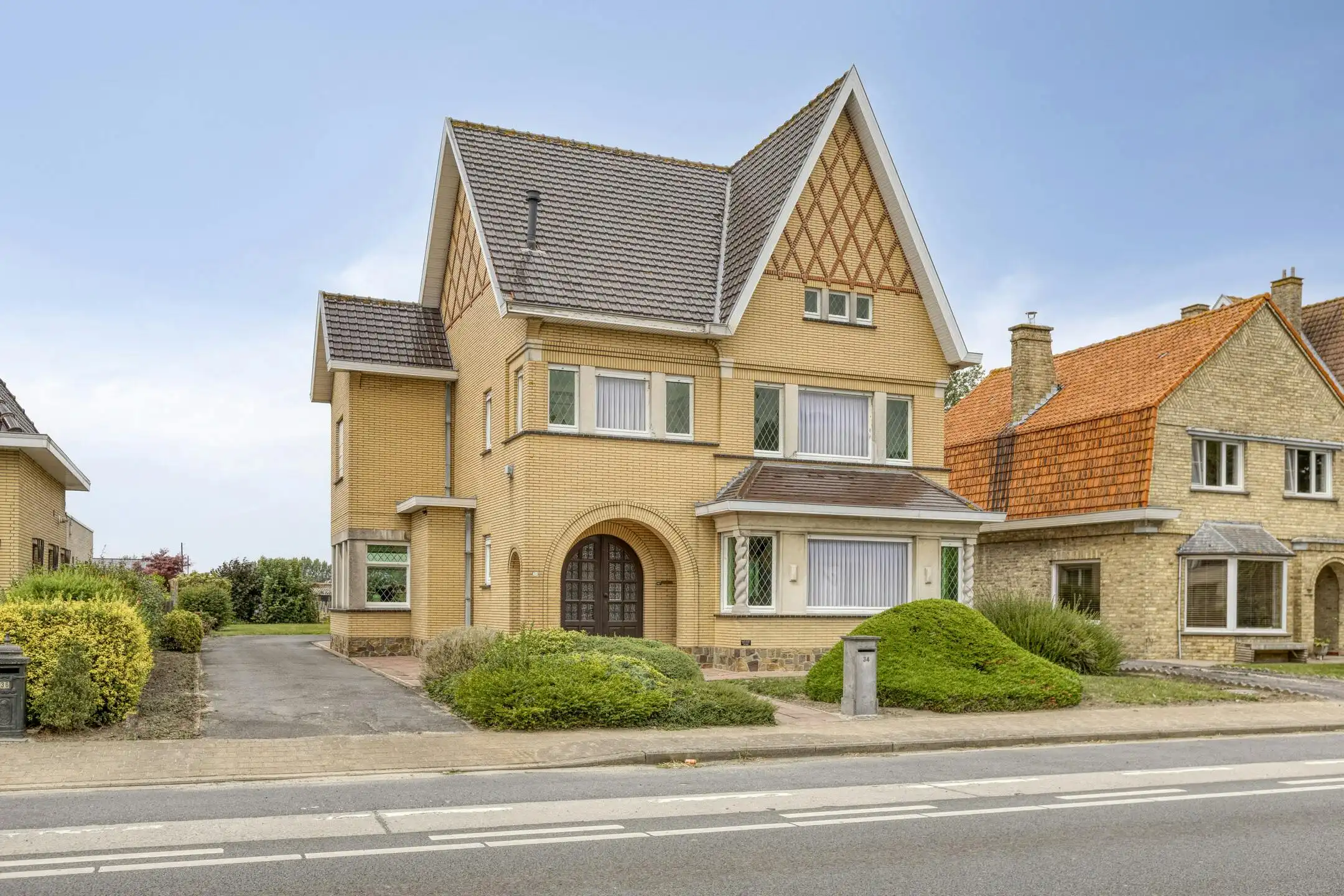 Ruime woning met tuin en garage op 1.845m² te Alveringem.