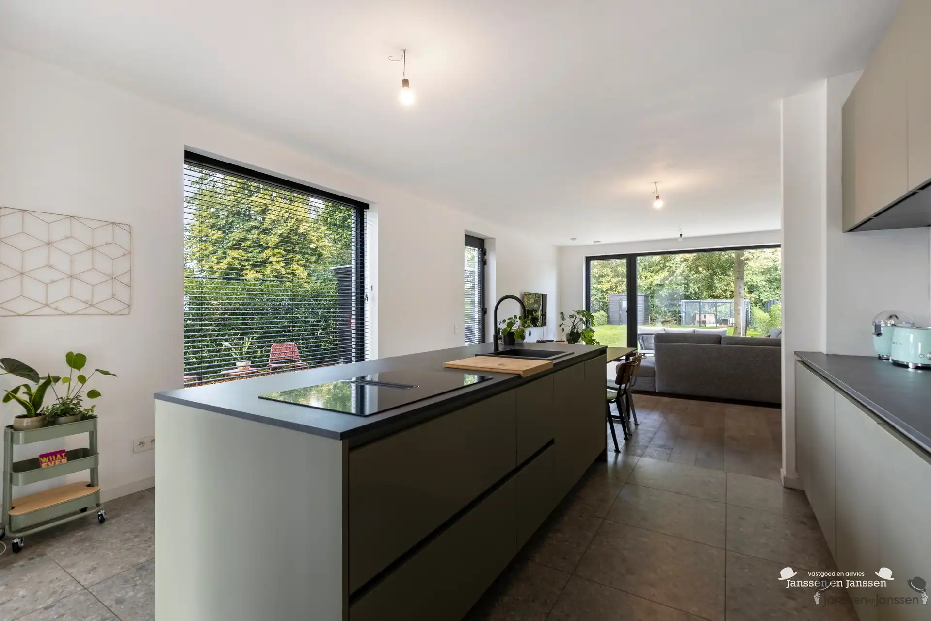 Moderne halfopen bebouwing uit 2024 met hoogwaardige afwerking foto 8