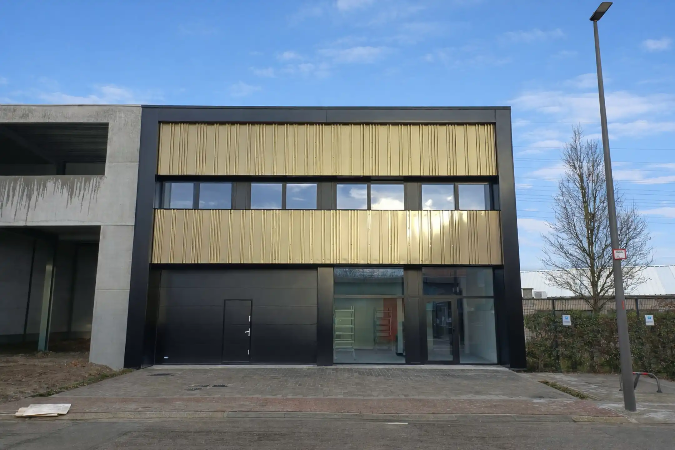 Gerenoveerd bedrijfsgebouw te Deurne foto {{pictureIndex}}