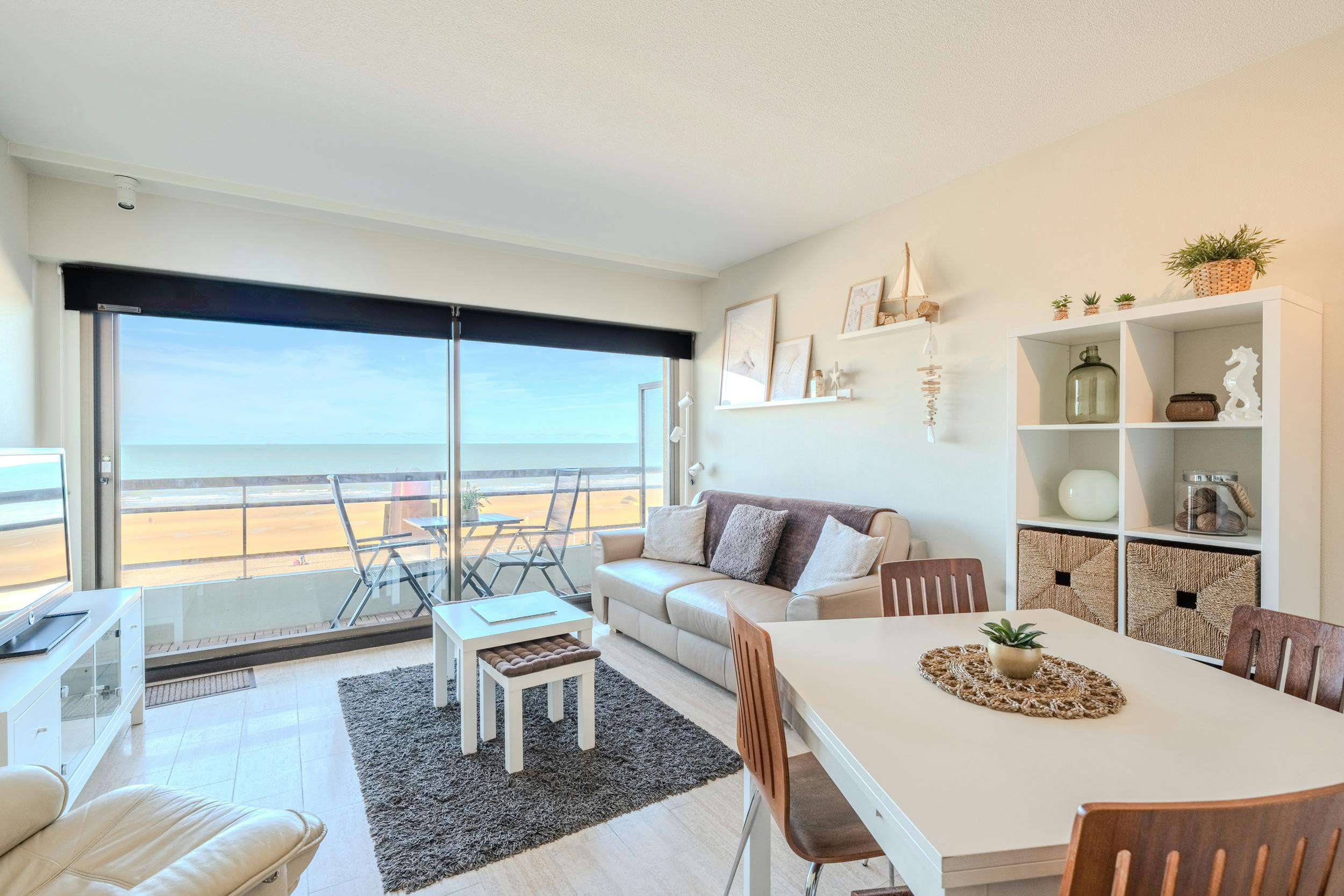 Lichtrijke studio met terras en fenomenaal frontaal zeezicht te koop! foto 7