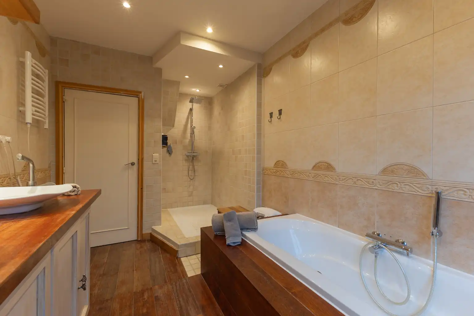 Karaktervolle woning met 4 slpks, garage, bijgebouw en tuin foto 17