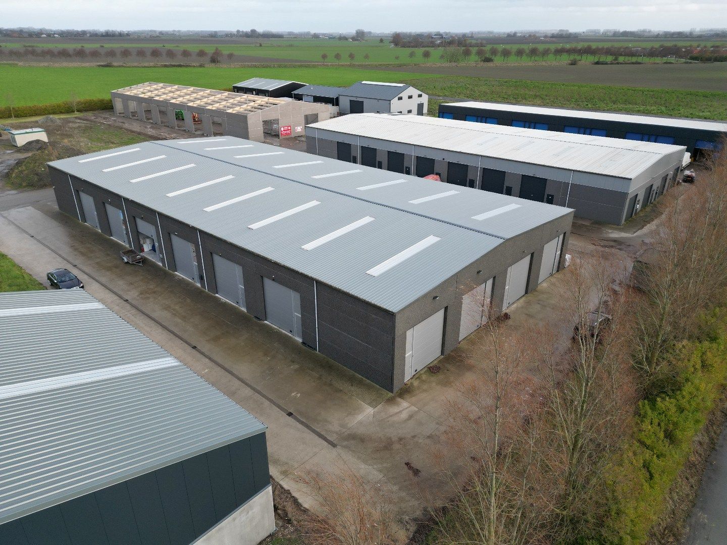 Praktische bedrijfsloods met dubbele poort te huur foto 3