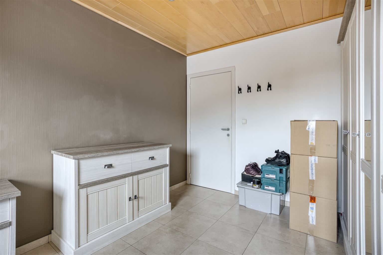 Ruim appartement met gezellig terras en staanplaats, op een toplocatie vlak bij het centrum van Maaseik en op wandelafstand van scholen en voorzieningen. foto 11