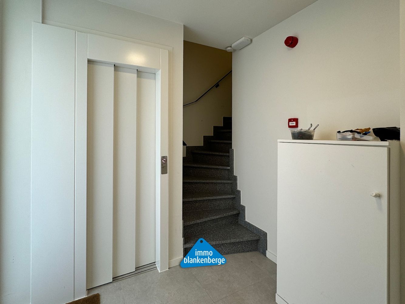 Zeer ruim triplex appartement met huislift, vlak bij de Zeedijk van Blankenberge foto 2