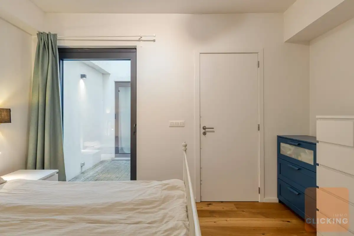 Stijlvol en recent appartement met tuin en patio foto 12