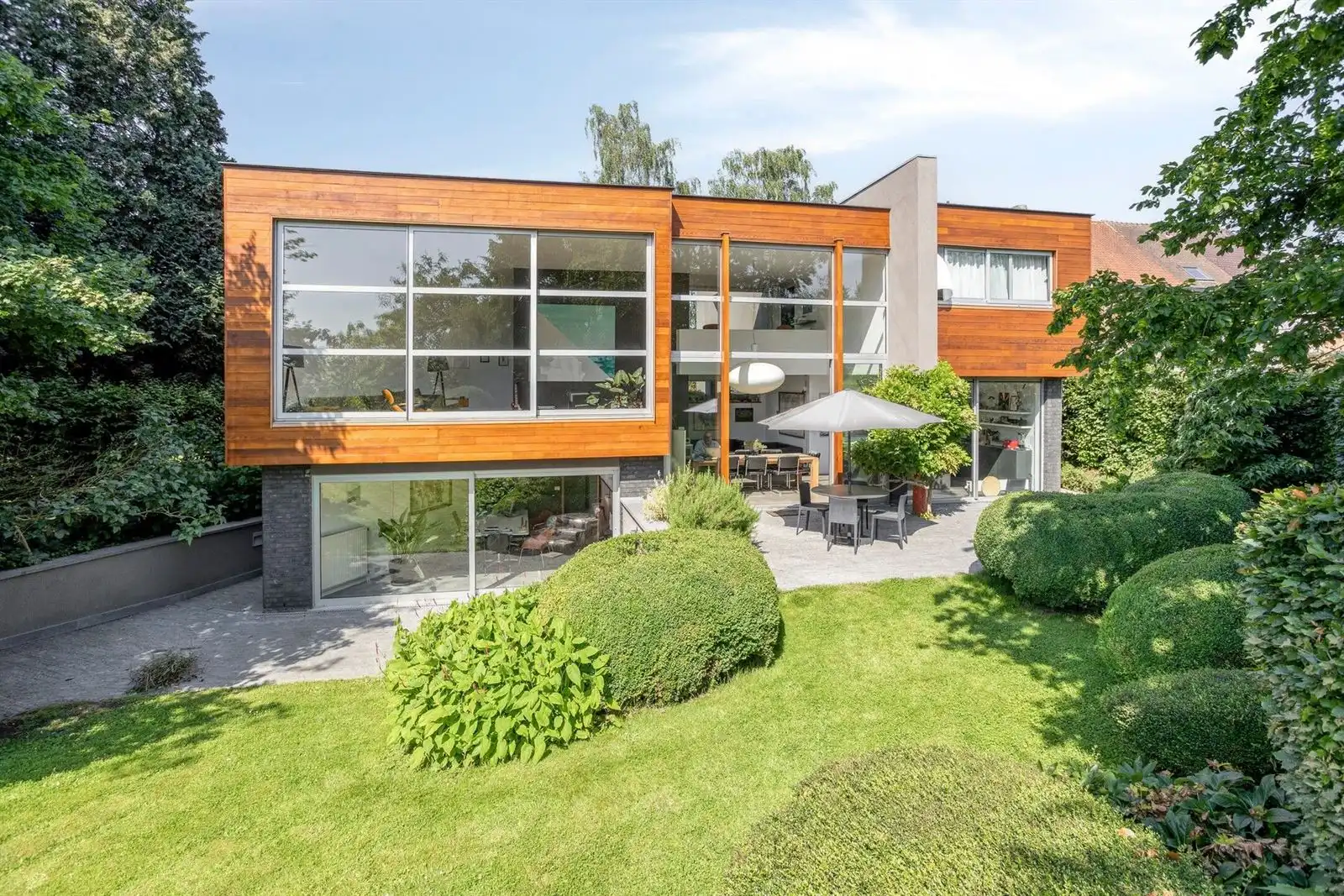 Hoofdfoto van de publicatie: Architecturale woning met open zicht, privacy en uitzonderlijke lichtinval nabij het Hallerbos