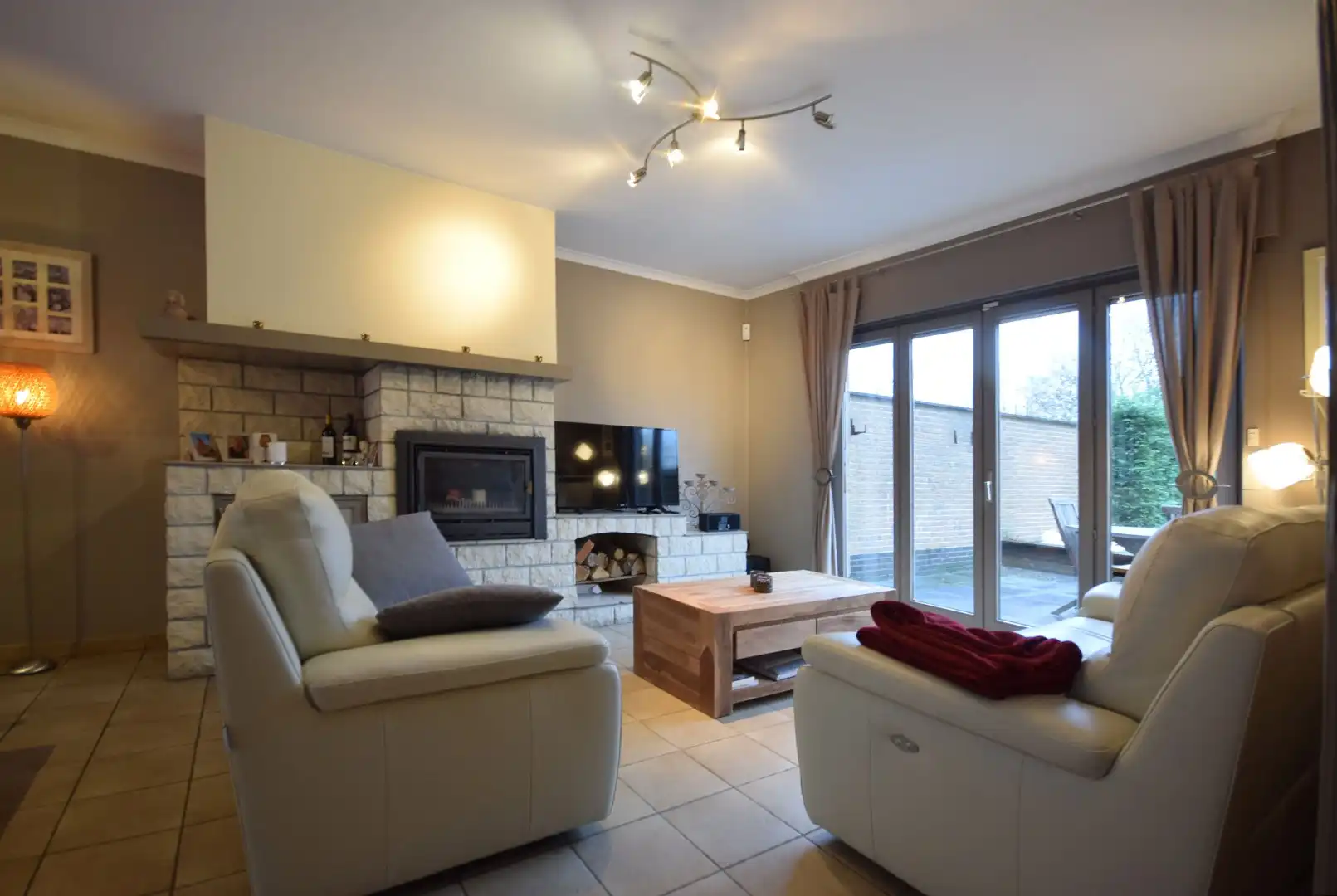 ZEER RUIME EN GOED ONDERHOUDEN HALF OPEN BEBOUWING foto 4