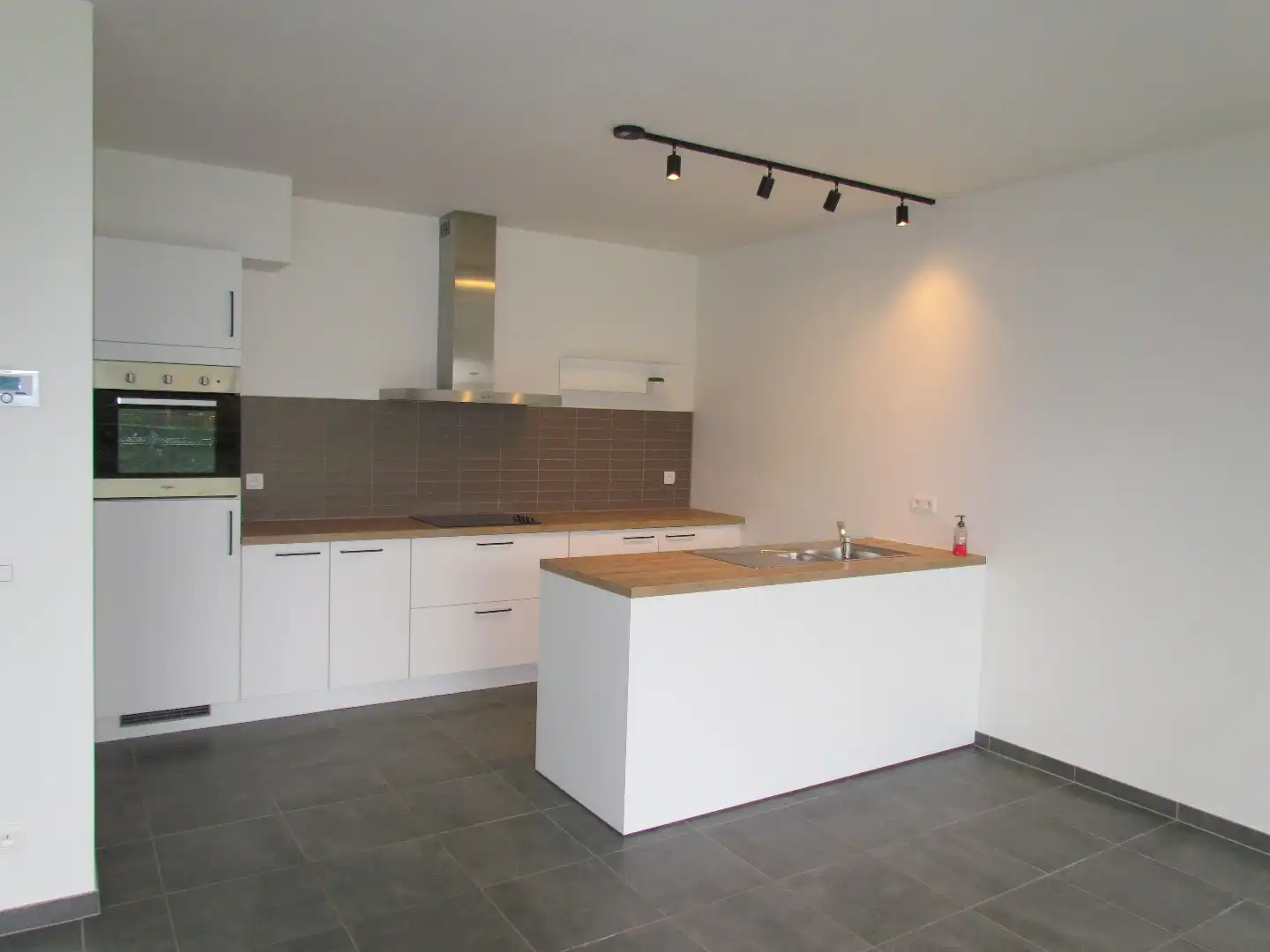 INSTAPKLAAR GELIJKVLOERSAPPARTEMENT MET 2 SLAAPKAMERS  foto 4