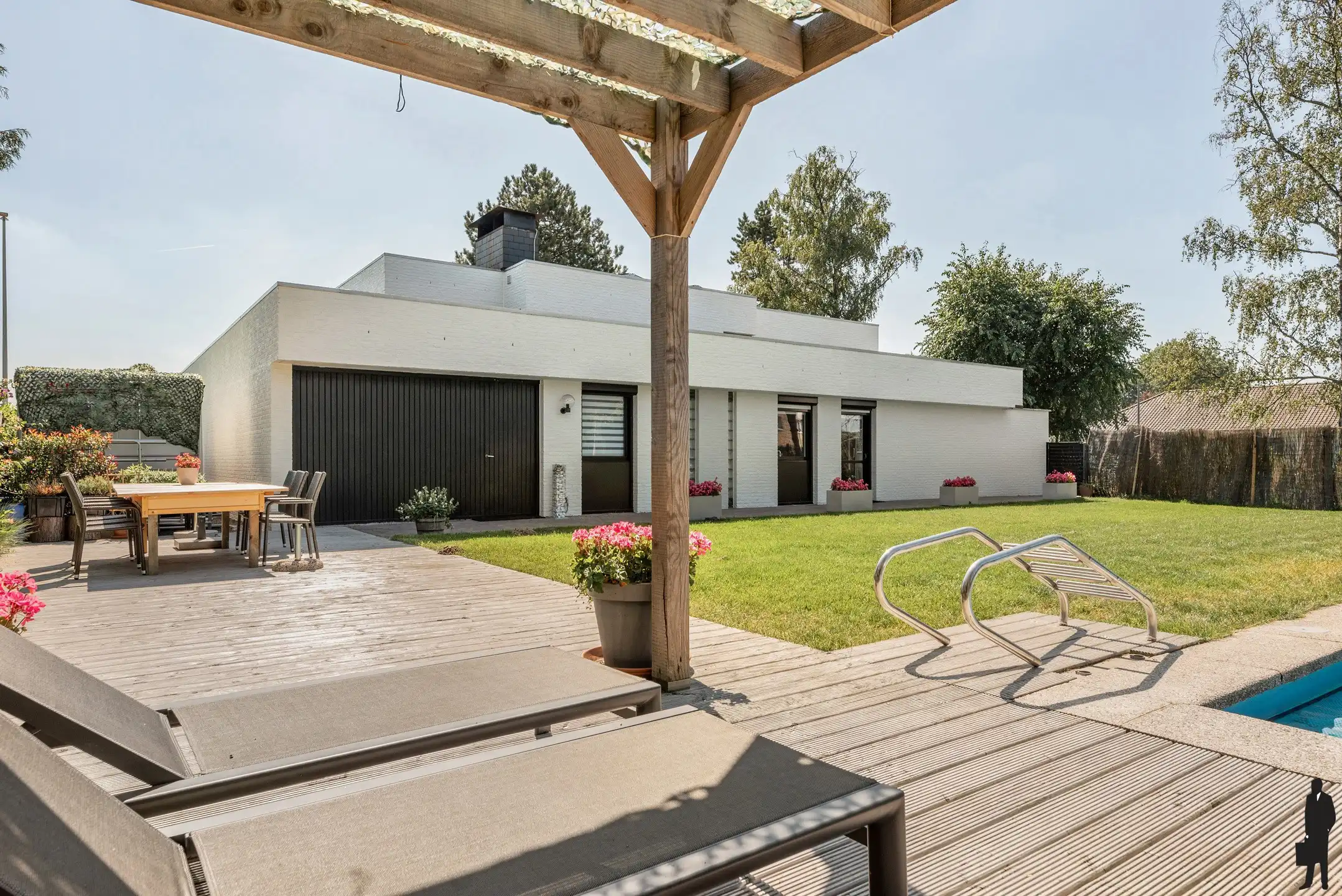 Architectenwoning met zwembad en praktijk/kantoor aan huis foto 23