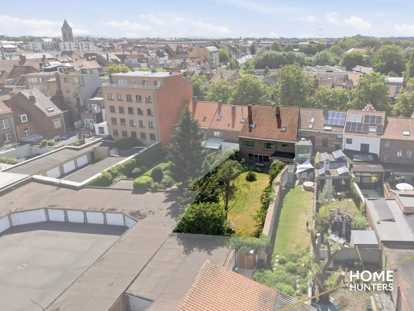 Statige stadswoning met uitzonderlijke volumes, garage en prachtige tuin in hartje Ieper foto 39