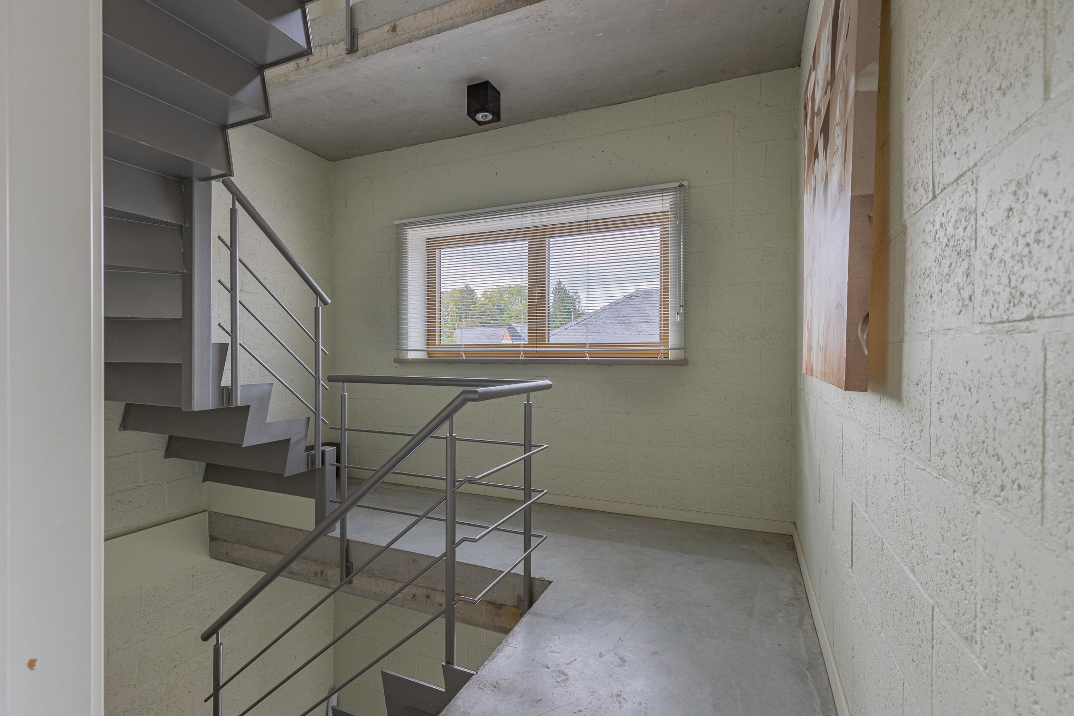 NIEUWERKERKEN - Recent gebouw met magazijn foto 14
