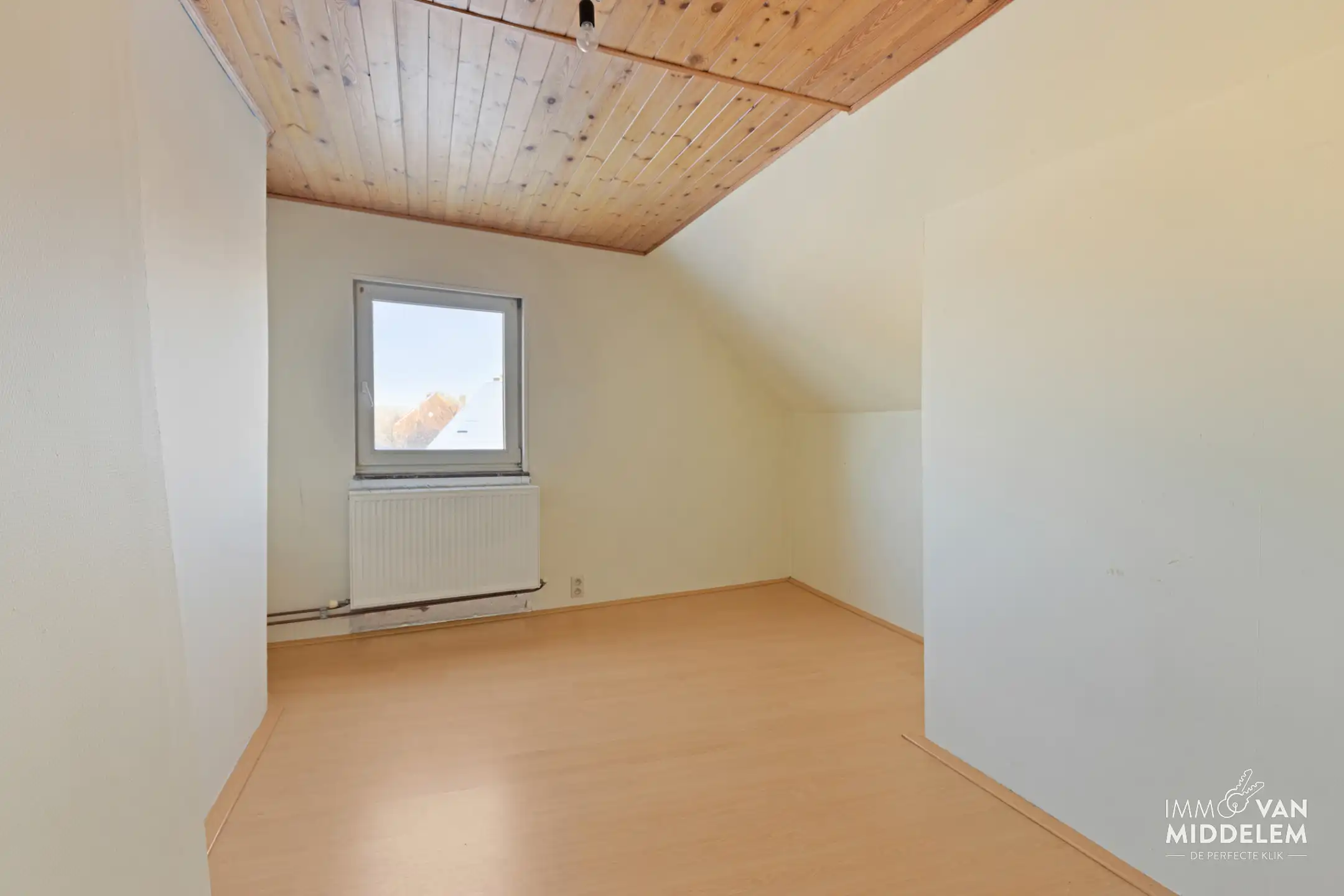 TE RENOVEREN STARTERSWONING MET 2 SLAAPKAMERS EN GARAGE foto 11