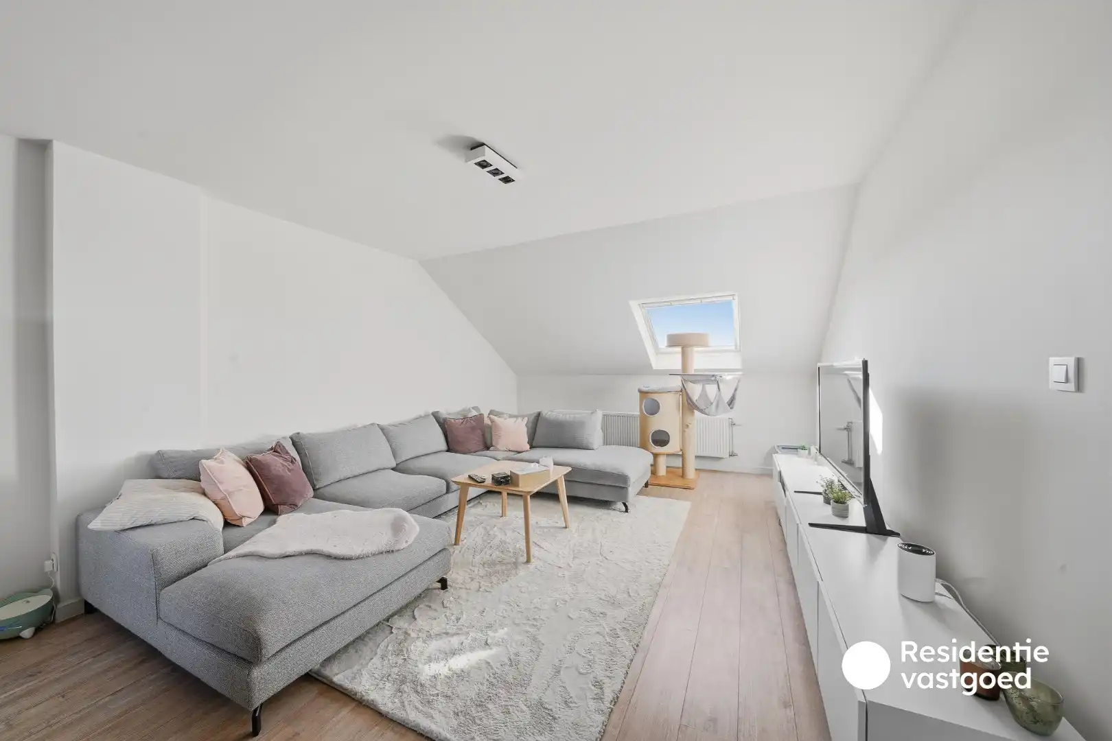 Instapklare woning met dubbele garage, 3 kamers en zongerichte buitenruimtes foto 12