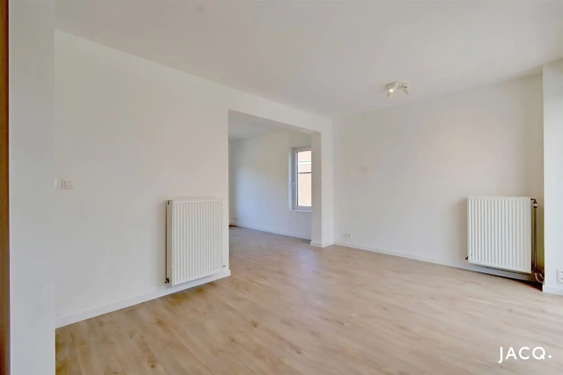 Prachtige woning met 3 slaapkamers, grote tuin en garage ! foto 4