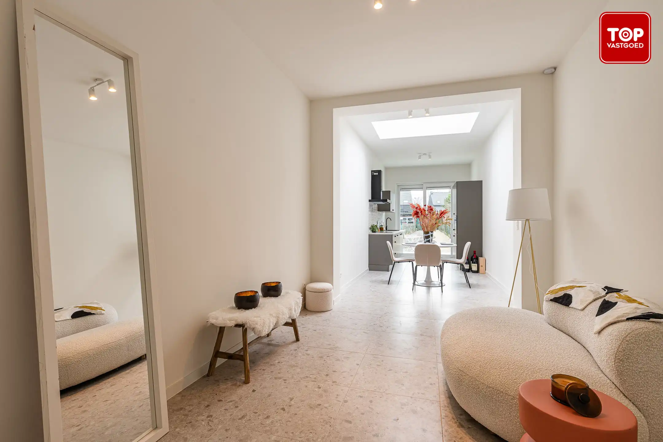 Totaal gerenoveerde woning met 3 slaapkamers, tuin en garage.  foto 2