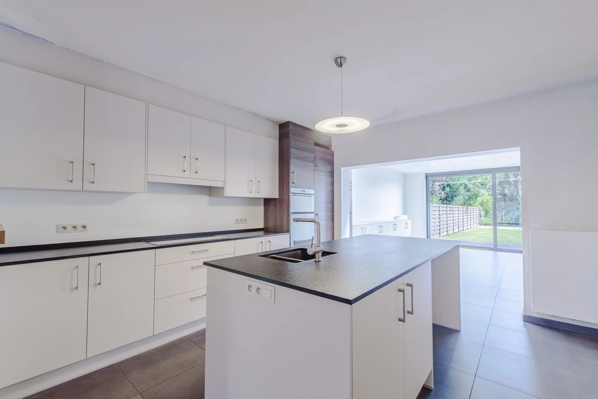 Moderne instapklare woning met 3 slaapkamers op mooi perceel. foto 11