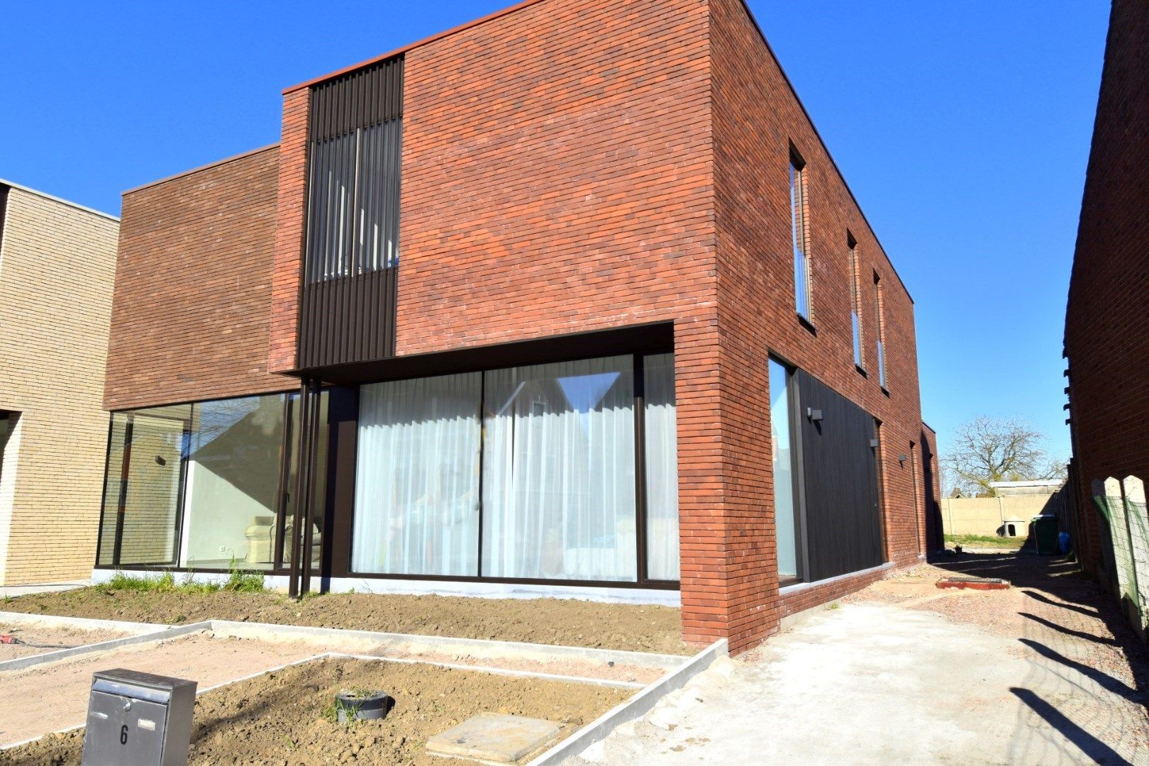 Nieuwbouw met sterke energiescore en top afwerking te koop in Gullegem (mogelijkheid tot aankoop aan 6% BTW) foto {{pictureIndex}}
