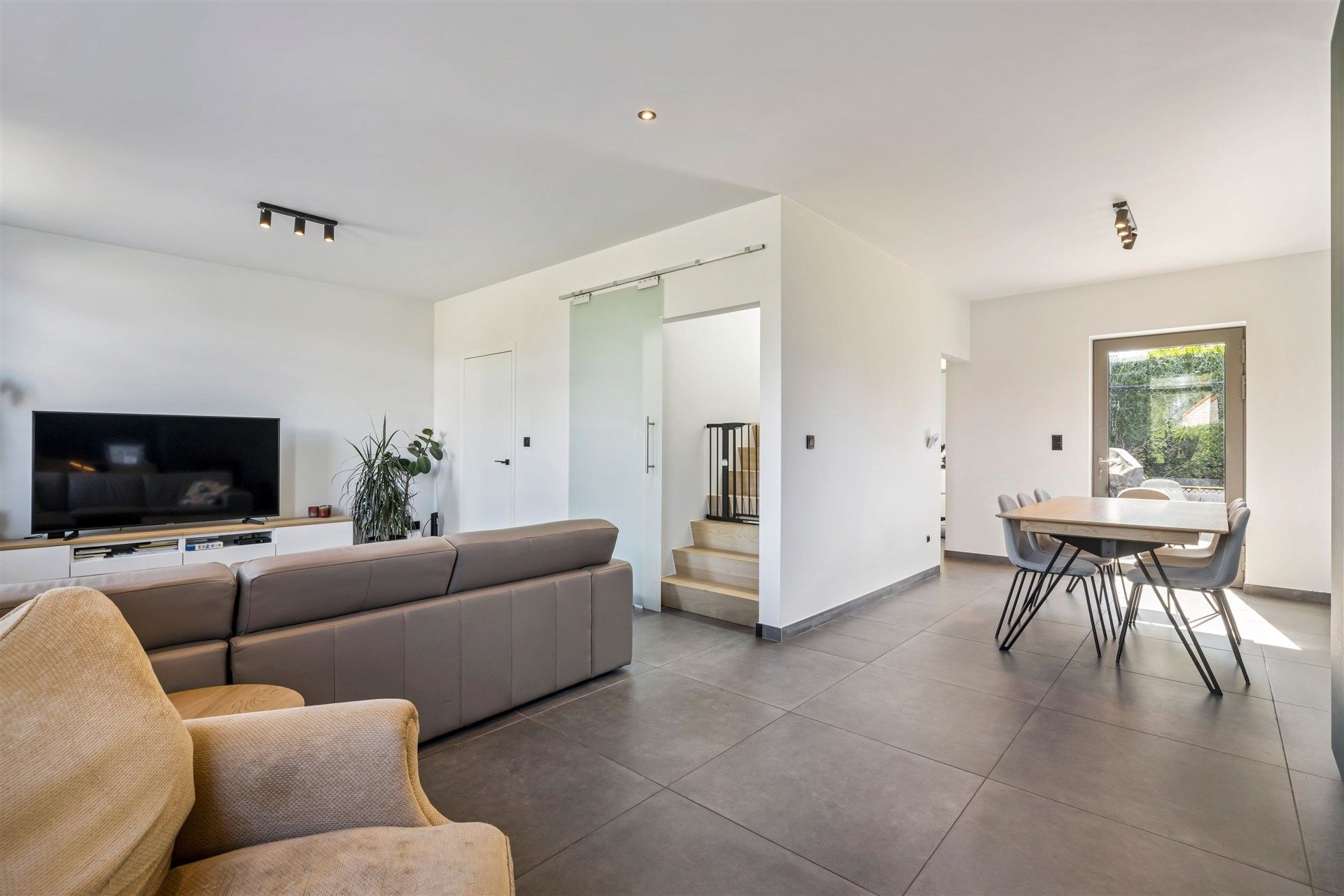 Charmante gezinswoning met dubbele garage, 3 slaapkamers en een zonnige tuin (532m²) foto 6