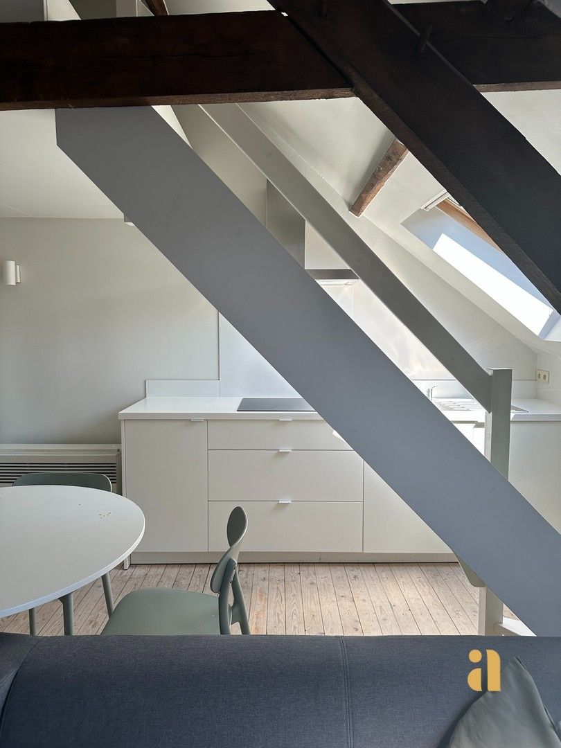 Lichtrijke bemeubelde studio op toplocatie! foto 11