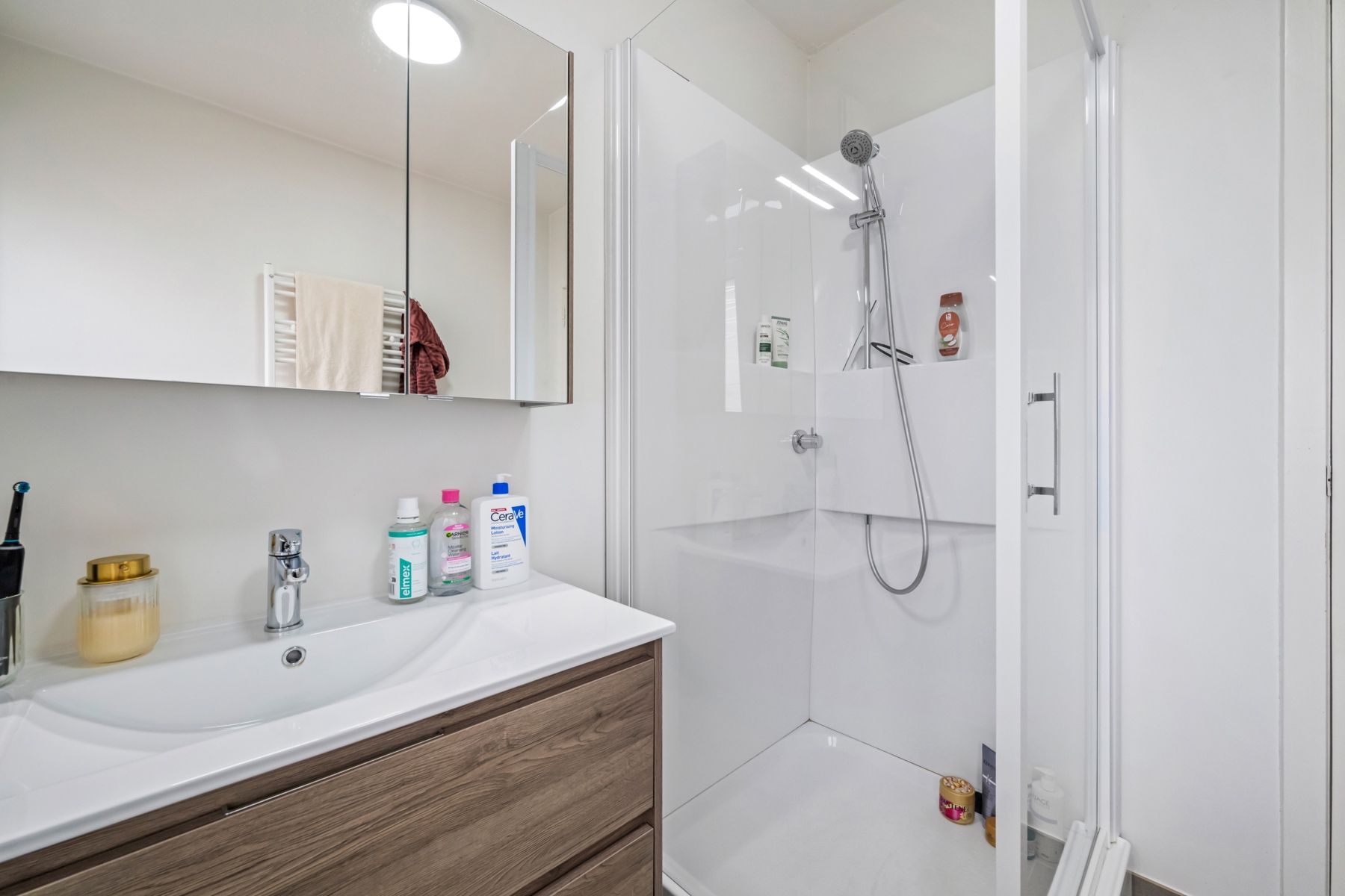 Ruim instapklaar 2slpk-appartement (2e verd.) mét balkon. foto 6