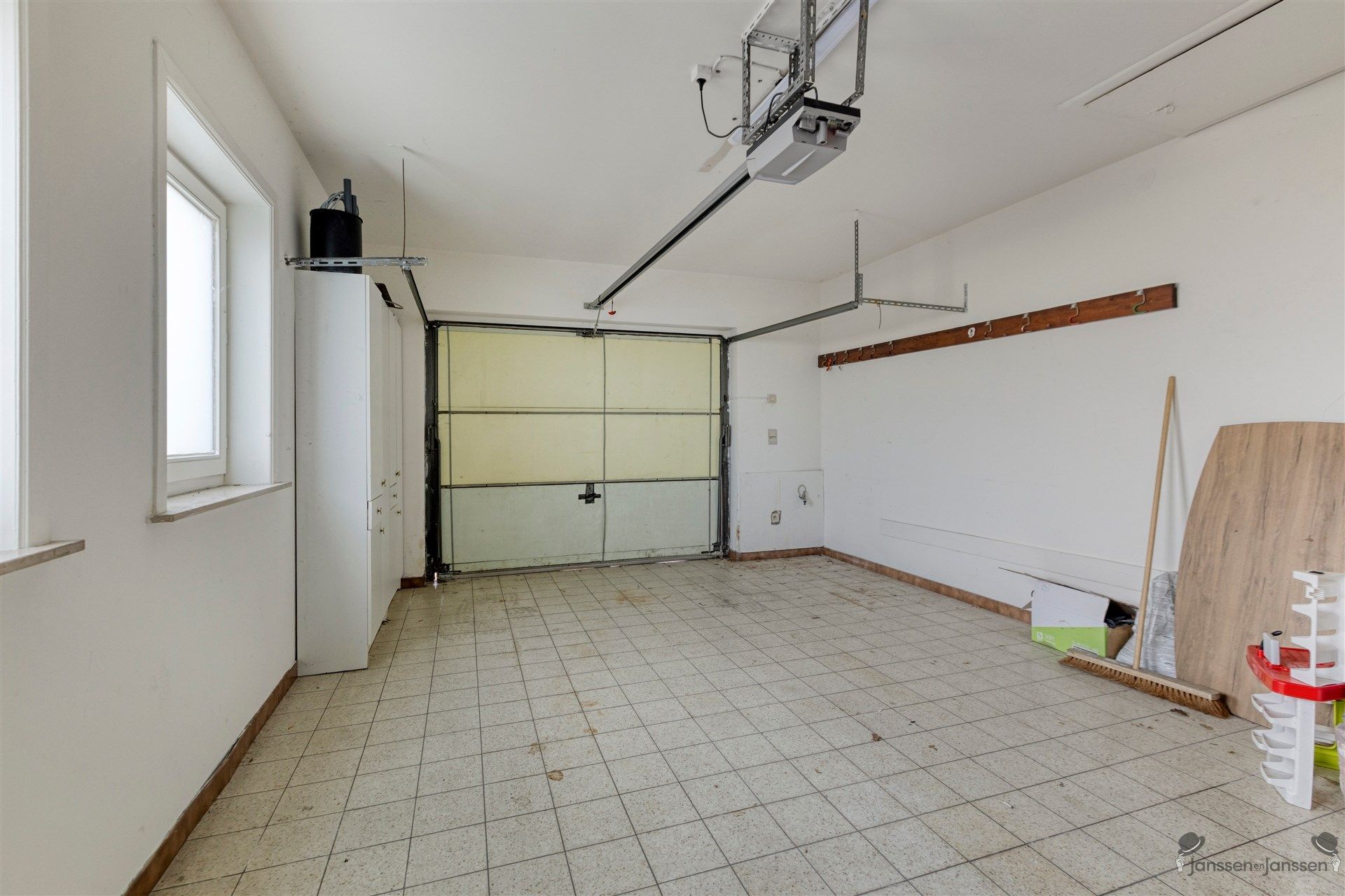 Open bebouwing met ruime indeling en recente renovaties in Genk foto 18